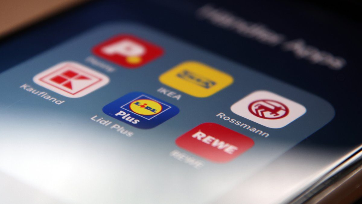 Apps der Handelsketten Penny, Ikea, Rossmann, Kaufland, Lidl und Rewe sind auf dem Display eines iPhone zu sehen.