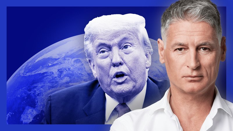 Ein Mann mit weißem Hemd und graumelierten Haaren blickt direkt in die Kamera, es ist Verhandlungsprofi Matthias Schranner; dahinter in blaugefärbt die Erde und ein Mann mit offenem Mund und Anzug, es ist US-Präsident Donald Trump | Bild: picture alliance / PantherMedia | -, picture alliance / Sipa USA | Sipa USA, Matthias Schranner; Montage: BR Ein Mann mit weißem Hemd und graumelierten Haaren blickt direkt in die Kamera, es ist Verhandlungsprofi Matthias Schranner; dahinter in blaugefärbt die Erde und ein Mann mit offenem Mund und Anzug, es ist US-Präsident Donald Trump