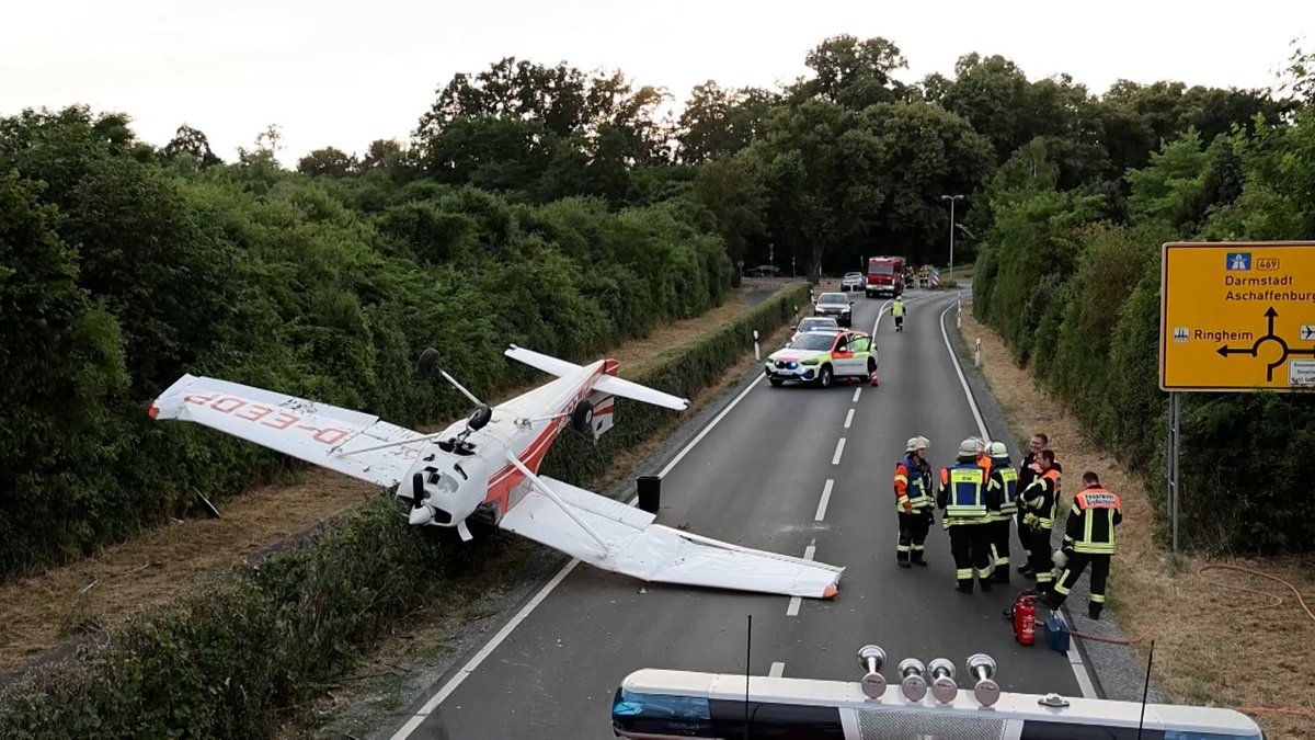 In Großostheim bei Aschaffenburg ist ein Kleinflugzeug auf eine Straße abgestürzt.