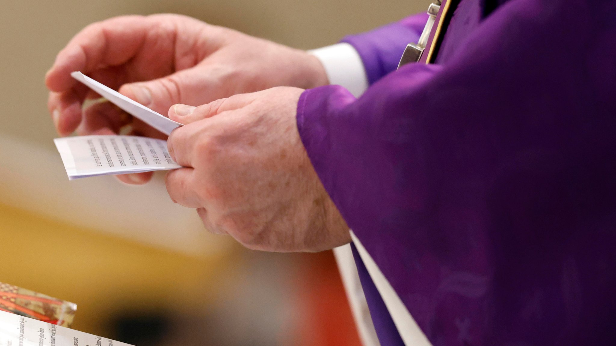 Predigt beim katholischen Gottesdienst: Weiterhin ist das nur geweihten Katholiken vorbehalten. | Bild: picture alliance Predigt beim katholischen Gottesdienst: Weiterhin ist das nur geweihten Katholiken vorbehalten.