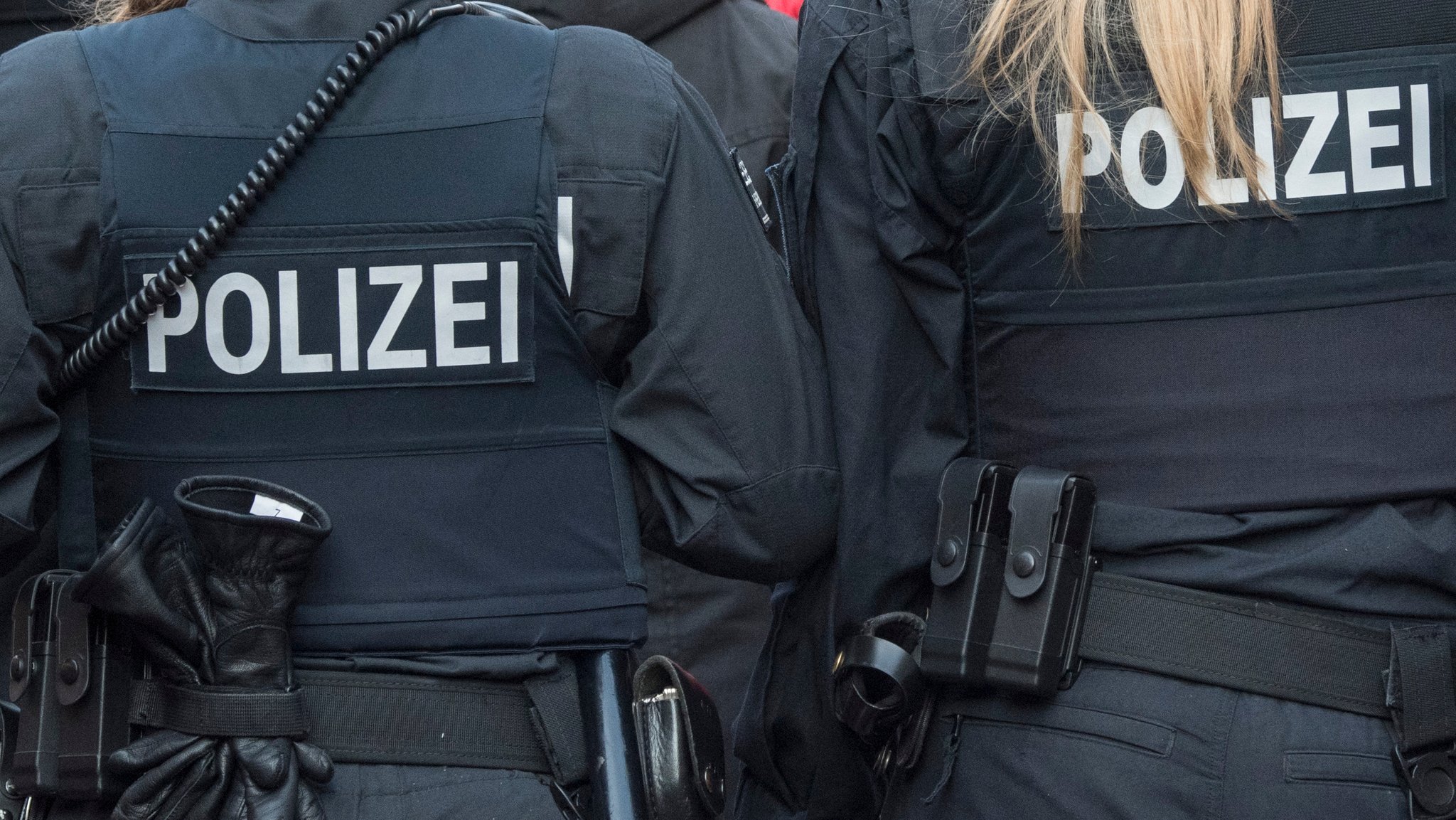 Zwei Polizisten des LKA Hessen