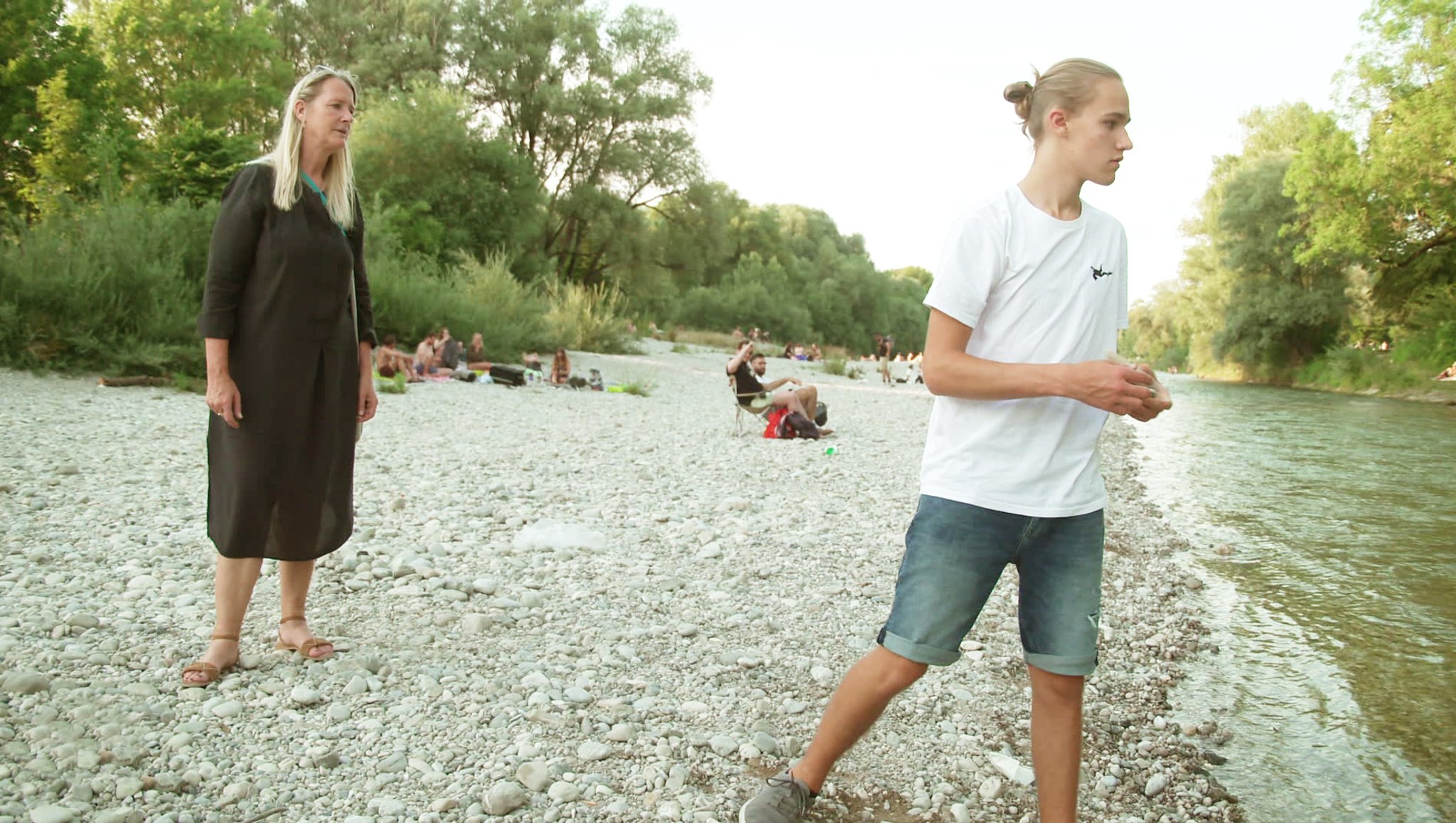 Mutter und Sohn an der Isar