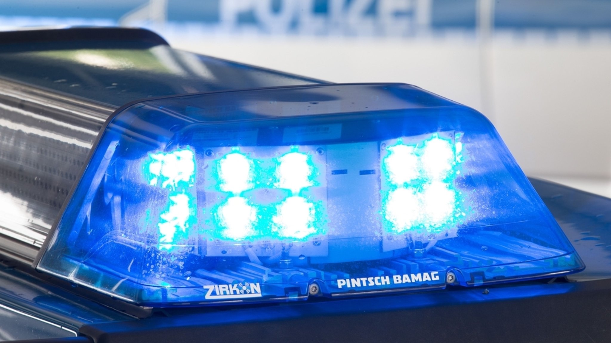 Autofahrer verletzt drei Kinder auf Fahrrädern und flüchtet