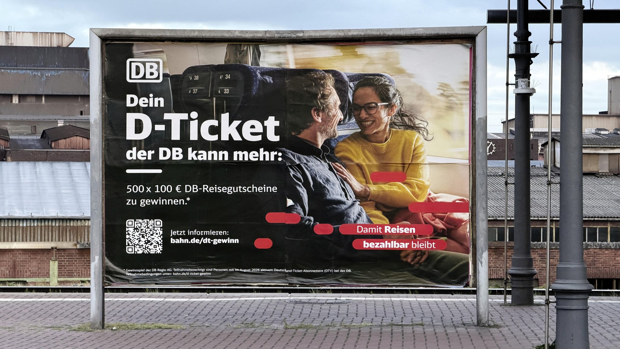 Archivbild: Großflächenplakat der Deutschen Bahn zum D-Ticket auf dem Bahnhof in Witten vor Industrieanlage, Ruhrgebiet, Nordrhein-Westfalen, Deutschland | Bild: picture alliance / imageBROKER | Stefan Ziese Archivbild: Großflächenplakat der Deutschen Bahn zum D-Ticket auf dem Bahnhof in Witten vor Industrieanlage, Ruhrgebiet, Nordrhein-Westfalen, Deutschland