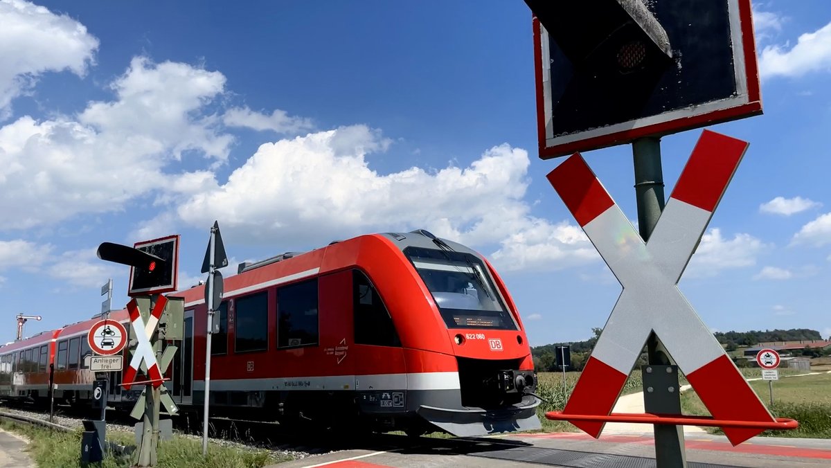 Der gefährliche Bahnübergang in Gerlenhofen - ein roter Zug vor Blinklicht und Andreaskreuzen