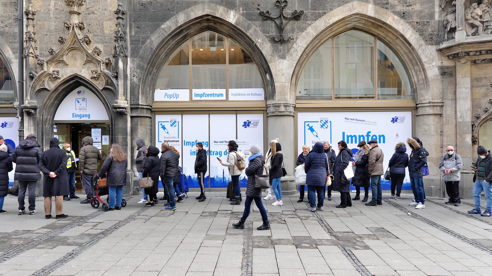 (Archiv, 23.11.2021: Menschenschlange vor der Außenstelle des Impfzentrum am Rathaus, München.