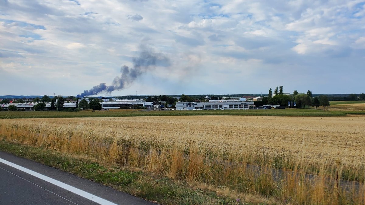 In Albertshofen hat am Sonntagabend (31.07.) die Lagerhalle eines Gemüsegroßhandels gebrannt. Die Rauchsäule war schon von weitem zu sehen.
