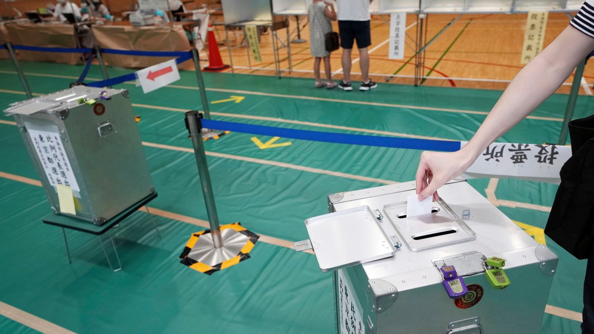 Ein Wähler gibt in einem Wahllokal seine Stimme für die Oberhauswahlen ab. 