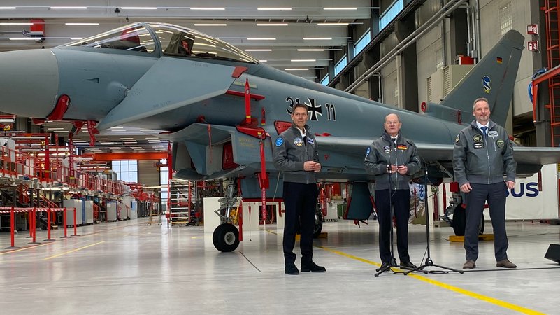 Bundeskanzler Olaf Scholz vor Eurofighter-Kampfjet bei seinem Besuch in Manching. | Bild: BR / Daniela Olivares Bundeskanzler Olaf Scholz vor Eurofighter-Kampfjet bei seinem Besuch in Manching.