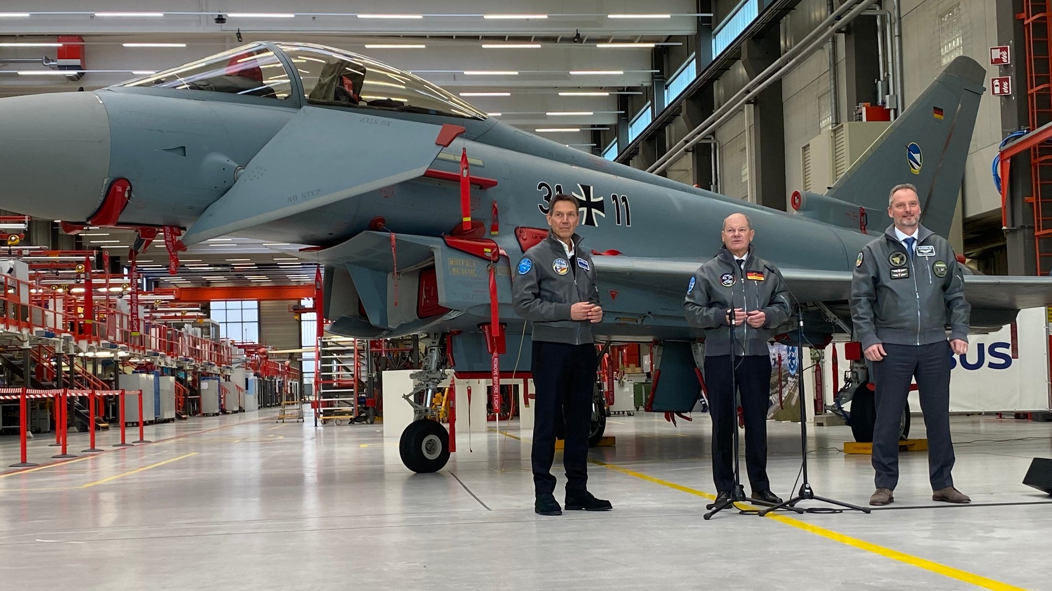 Bundeskanzler Olaf Scholz vor Eurofighter-Kampfjet bei seinem Besuch in Manching.