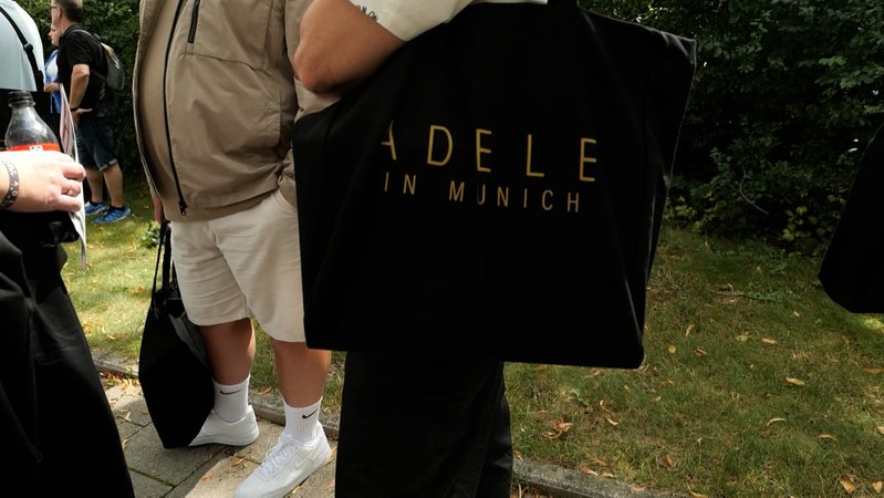 Schlange vor dem Adele-Konzert | Bild: Frank Jordan Schlange vor dem Adele-Konzert