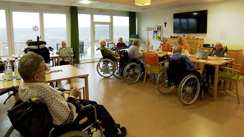 Senioren machen Sitzgymnastik | Bild: BR Senioren machen Sitzgymnastik