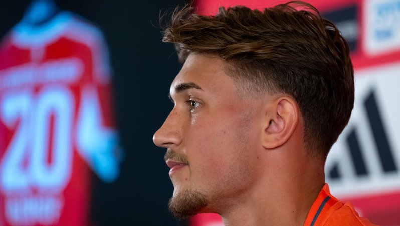 Tom Bischof bei der Präsentation als FC-Bayern-Spieler | Bild: picture alliance/dpa | Sven Hoppe Tom Bischof bei der Präsentation als FC-Bayern-Spieler