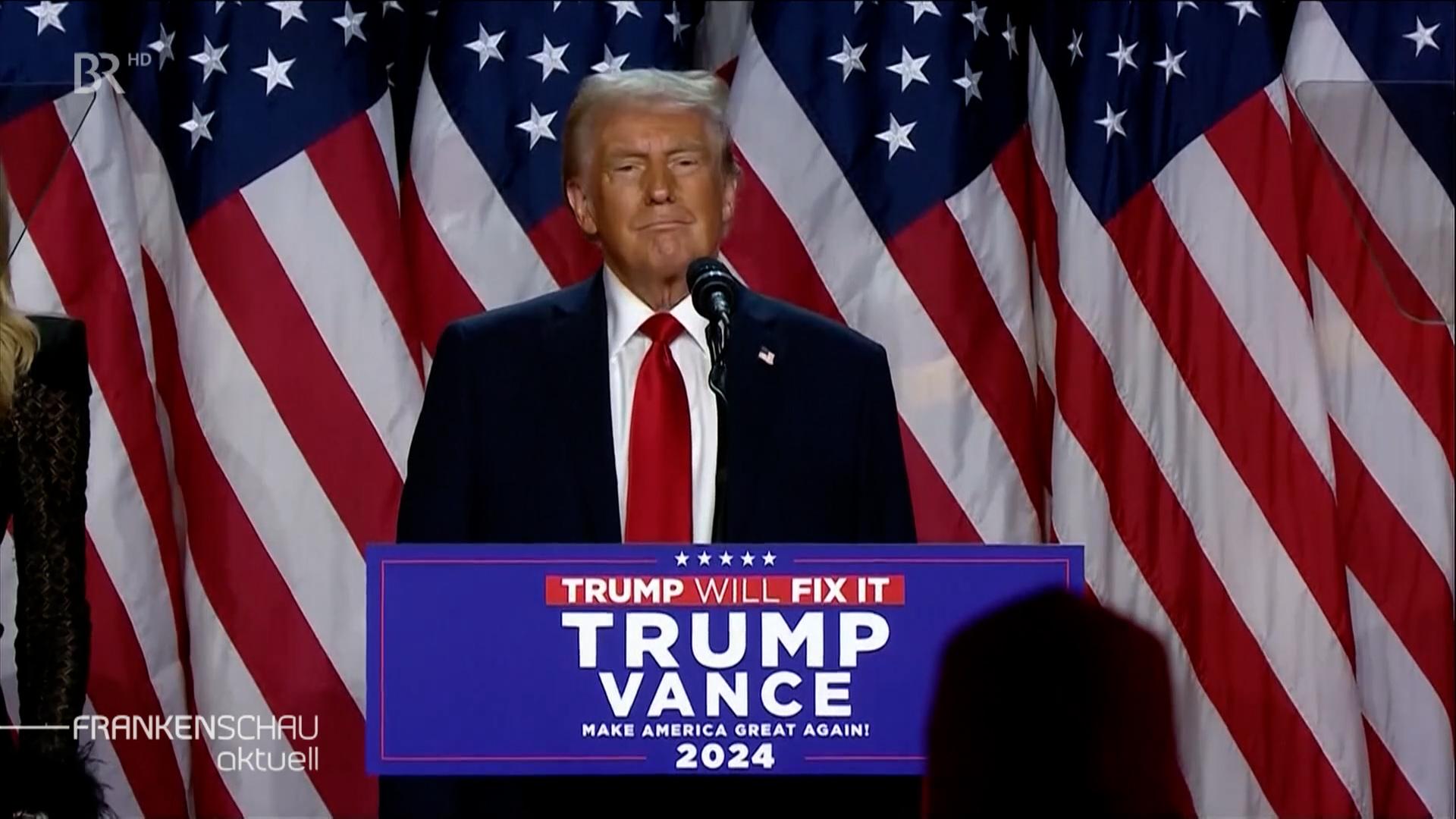 Donald Trump hinter Rednerpult.