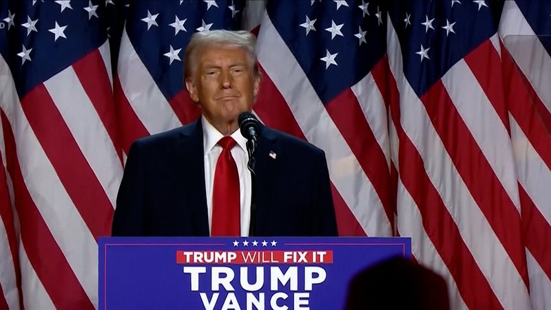 Donald Trump hinter Rednerpult. | Bild: BR Donald Trump hinter Rednerpult.