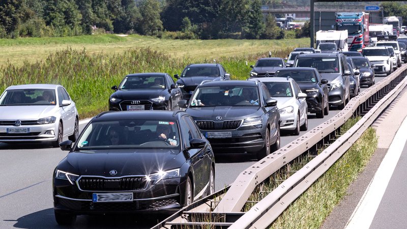 Verkehr, Stau im Reiseverkehr | Bild: picture alliance / Weingartner Verkehr, Stau im Reiseverkehr