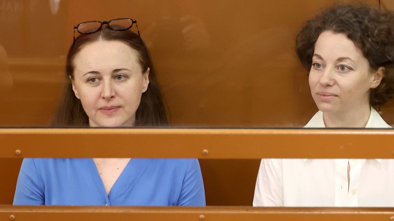 Die Künstlerinnen auf der Anklagebank | Bild: Valery Sharifulin/Picture Alliance Die Künstlerinnen auf der Anklagebank