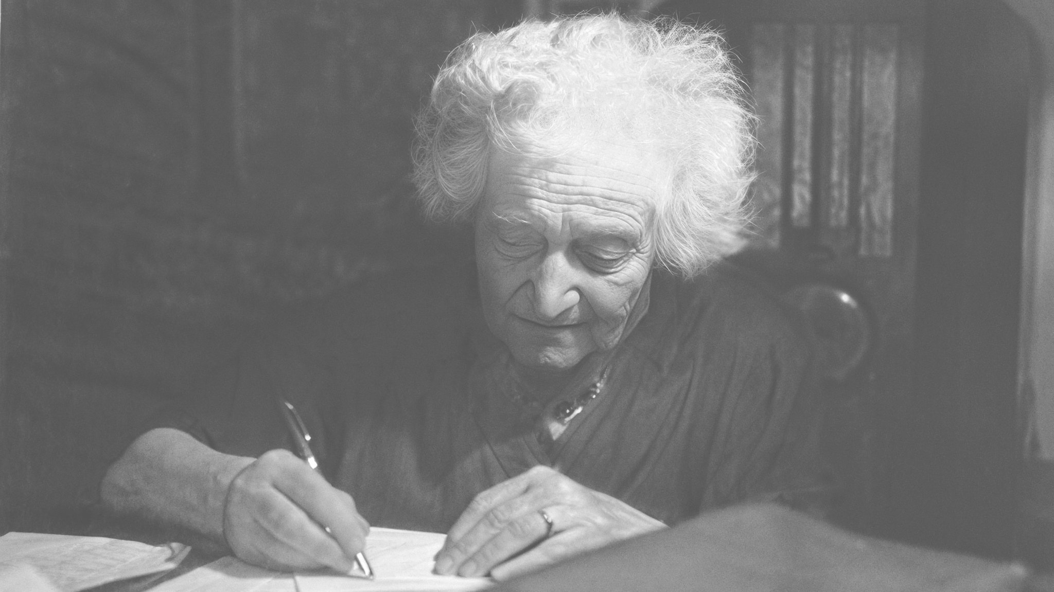 Rahel Straus - 1880 in Karlsruhe geboren - sitzt am Tisch und schreibt. Ihre Erinnerungen "Wir lebten in Deutschland" sind in einer neuen Ausgabe bei der Anderen Bibliothek erschienen. Das Typoskript, 1940 in Jerusalem entstanden, liegt heute im Archiv des Leo Baeck Instituts in New York.