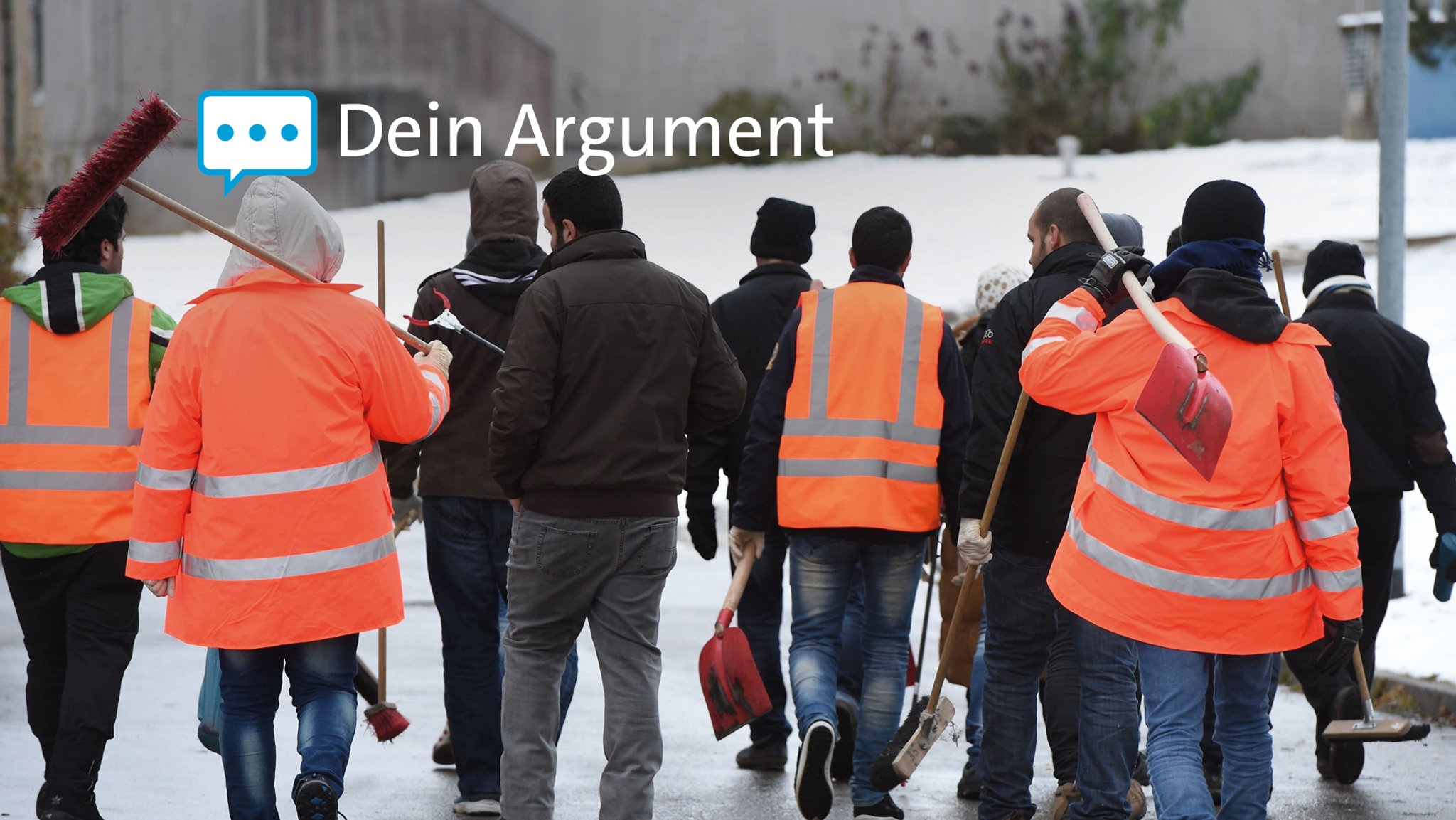 Archiv-Bild: Flüchtlinge auf dem Weg zu gemeinnütziger Arbeit, teils in orangenen Arbeitsjacken und mit Schaufeln und Besen