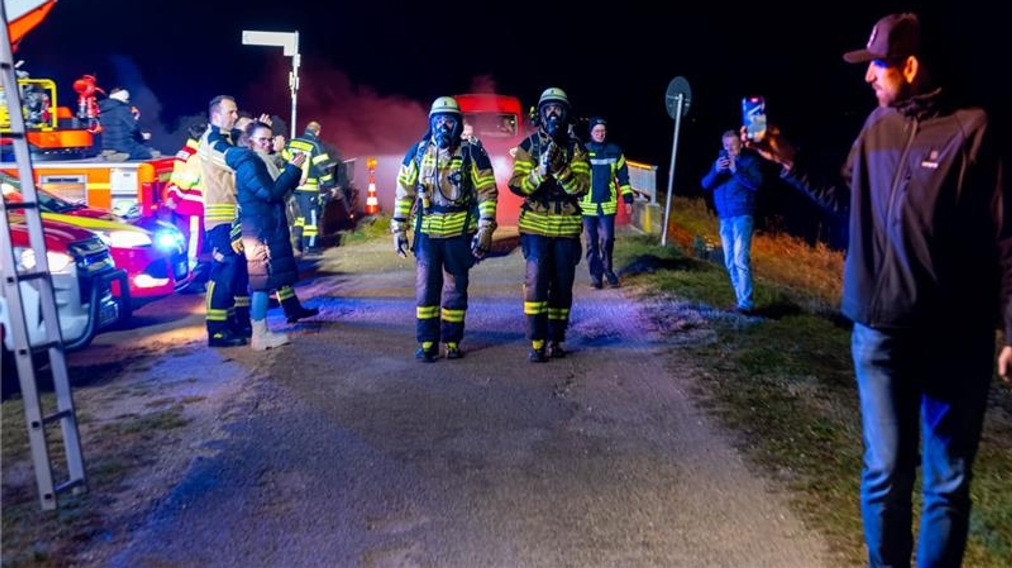 Weil sie in Schutzausrüstung mehr als 100 Kilometer in weniger als 24 Stunden gelaufen sind, haben zwei Feuerwehrler einen Weltrekord gebrochen. | Bild: Freiwillige Feuerwehr Forchheim Weil sie in Schutzausrüstung mehr als 100 Kilometer in weniger als 24 Stunden gelaufen sind, haben zwei Feuerwehrler einen Weltrekord gebrochen.