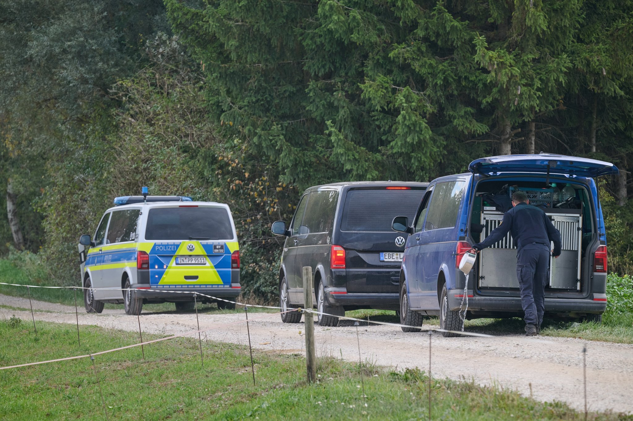 Die Polizei ist in der Nähe des Münchener Flughafens im Einsatz, nachdem ein mutmaßlicher Puma gesichtet worden ist. | Bild: picture alliance/dpa | Peter Kneffel Die Polizei ist in der Nähe des Münchener Flughafens im Einsatz, nachdem ein mutmaßlicher Puma gesichtet worden ist.