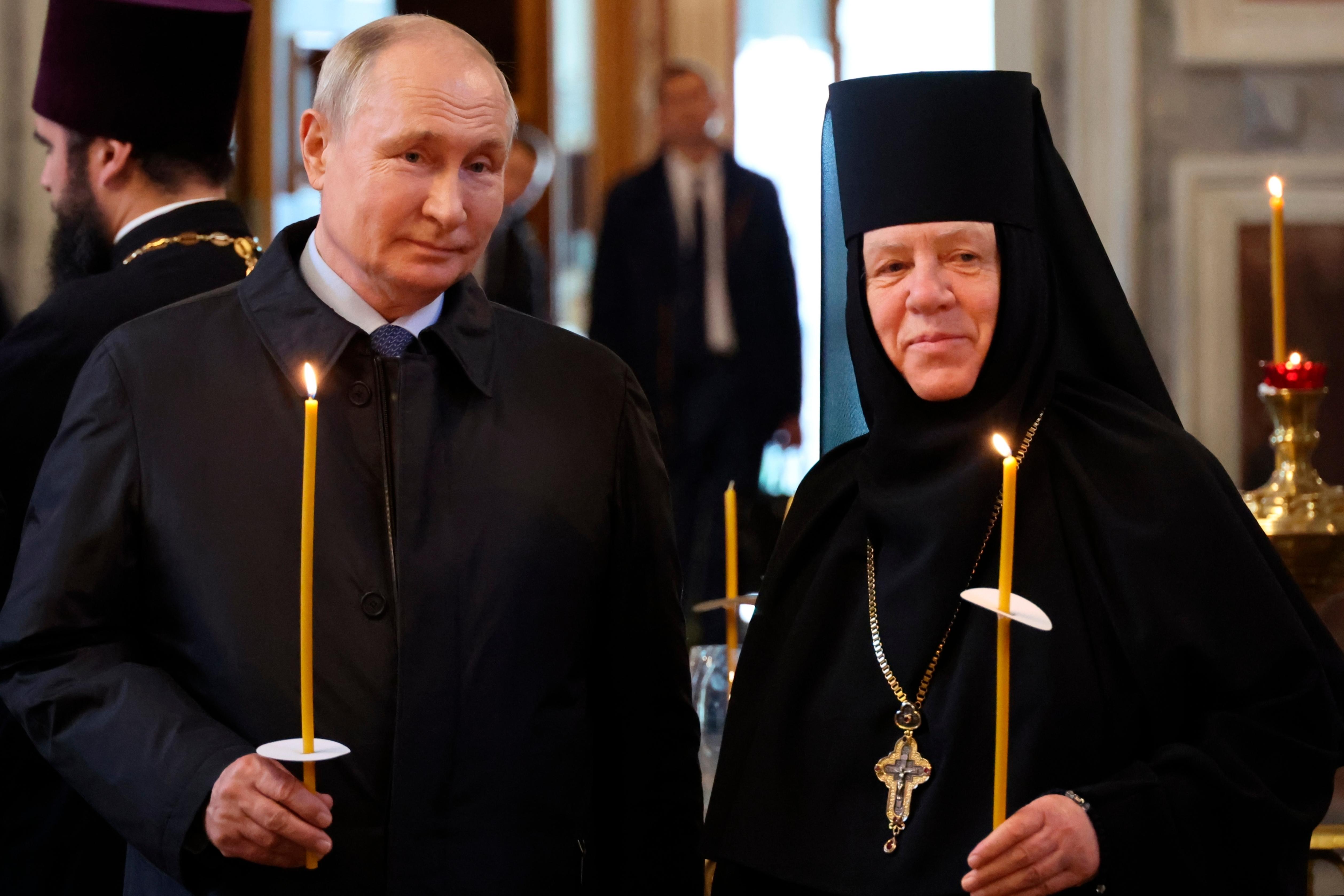 Im September 2023 hält der russische Präsident eine Kerze 