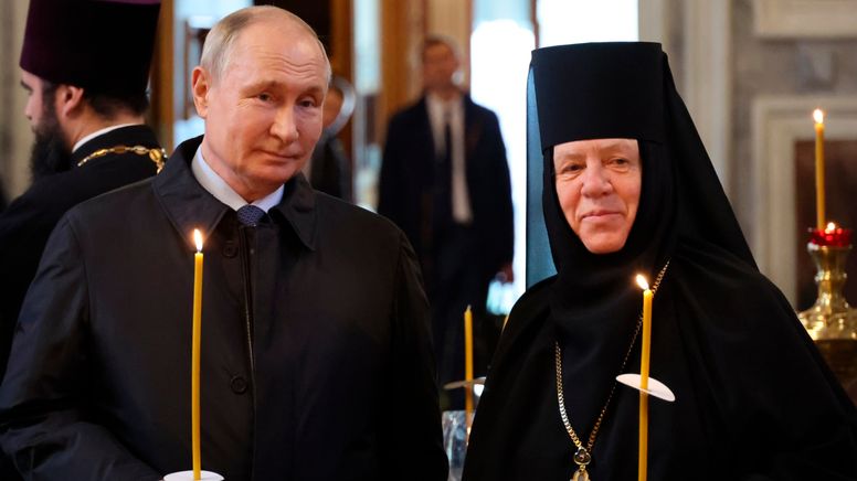 Im September 2023 hält der russische Präsident eine Kerze  | Bild:Mikhail Klimentyev/Picture Alliance