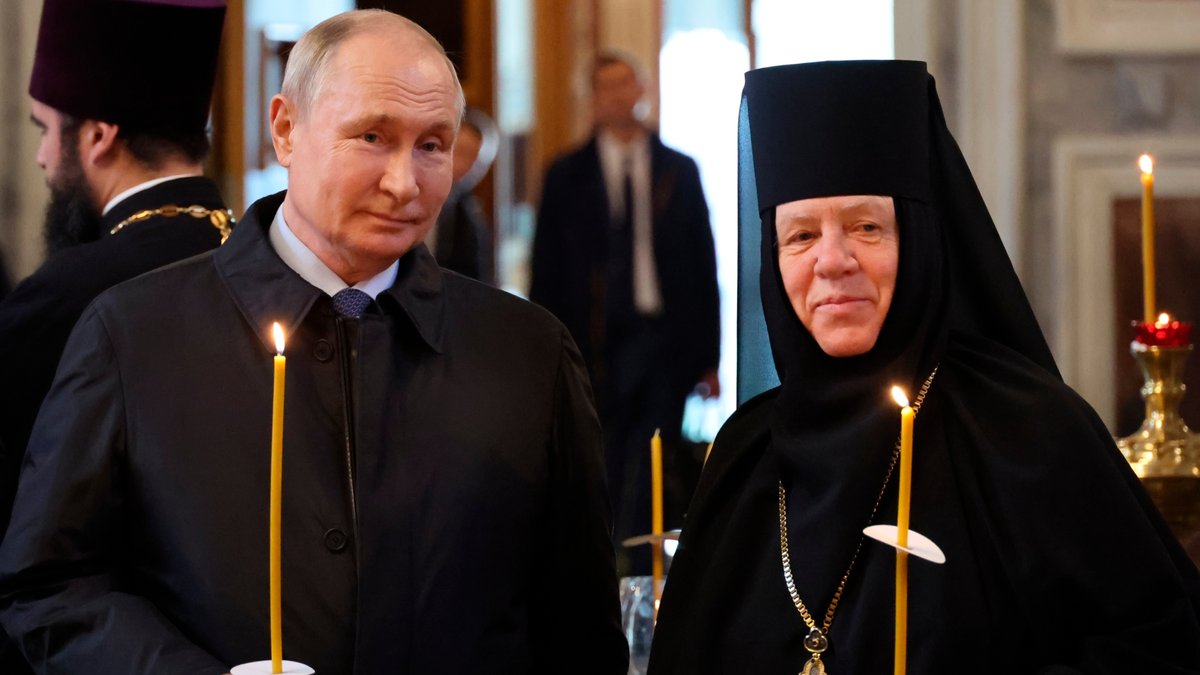 Im September 2023 hält der russische Präsident eine Kerze 
