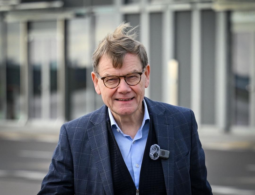 07.12.2025, Brandenburg, Schönefeld: Bundesaußenminister Johann Wadephul (CDU) kommt zu seinem Abflug nach Peking auf dem militärischen Teil des Flughafens Berlin-Brandenburg (BER) an.