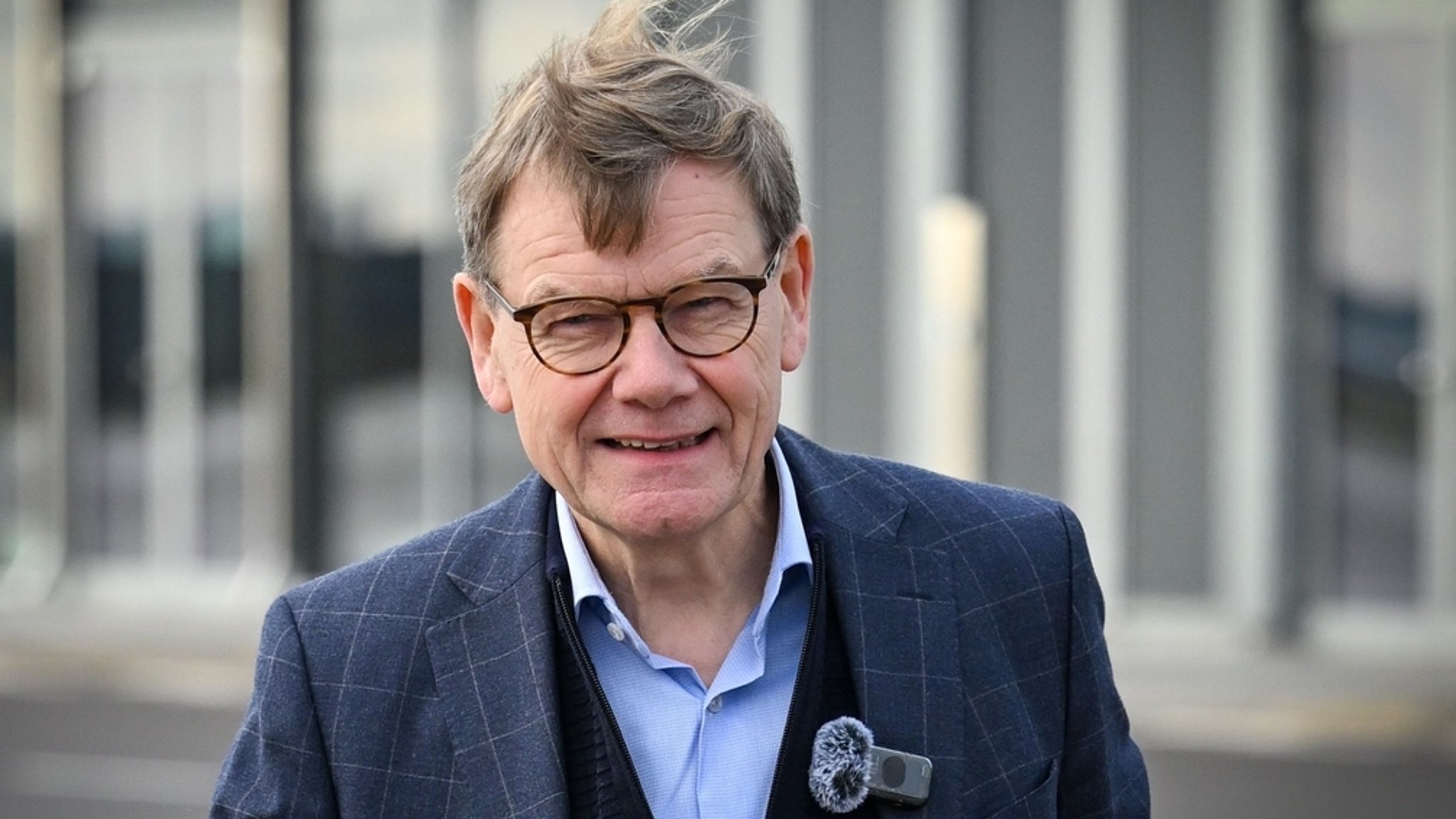 07.12.2025, Brandenburg, Schönefeld: Bundesaußenminister Johann Wadephul (CDU) kommt zu seinem Abflug nach Peking auf dem militärischen Teil des Flughafens Berlin-Brandenburg (BER) an. | Bild: dpa-Bildfunk/Soeren Stache 07.12.2025, Brandenburg, Schönefeld: Bundesaußenminister Johann Wadephul (CDU) kommt zu seinem Abflug nach Peking auf dem militärischen Teil des Flughafens Berlin-Brandenburg (BER) an.