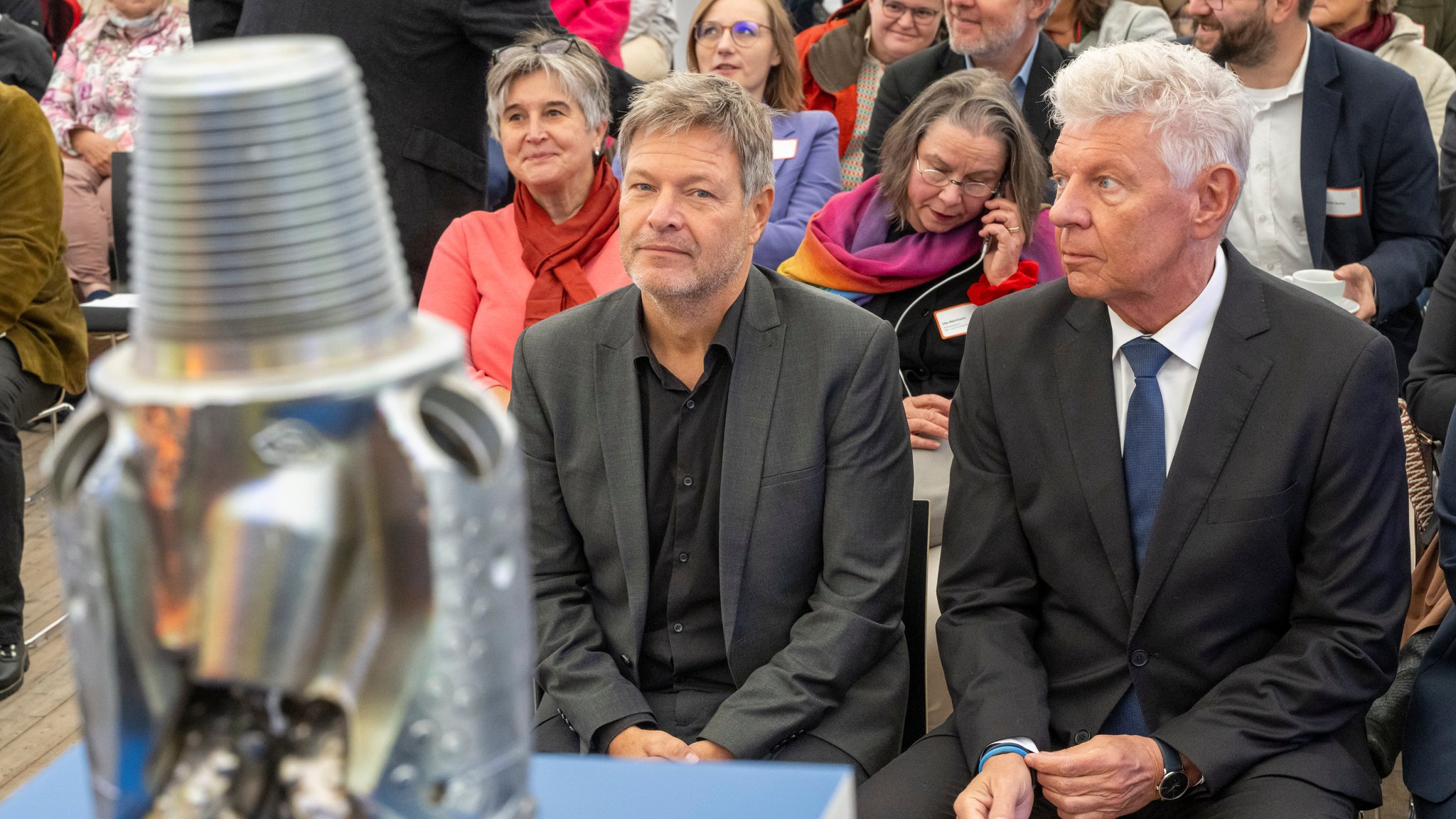 Robert Habeck und Dieter Reiter beim Spatenstich auf dem Freigelände des Michaelibad 