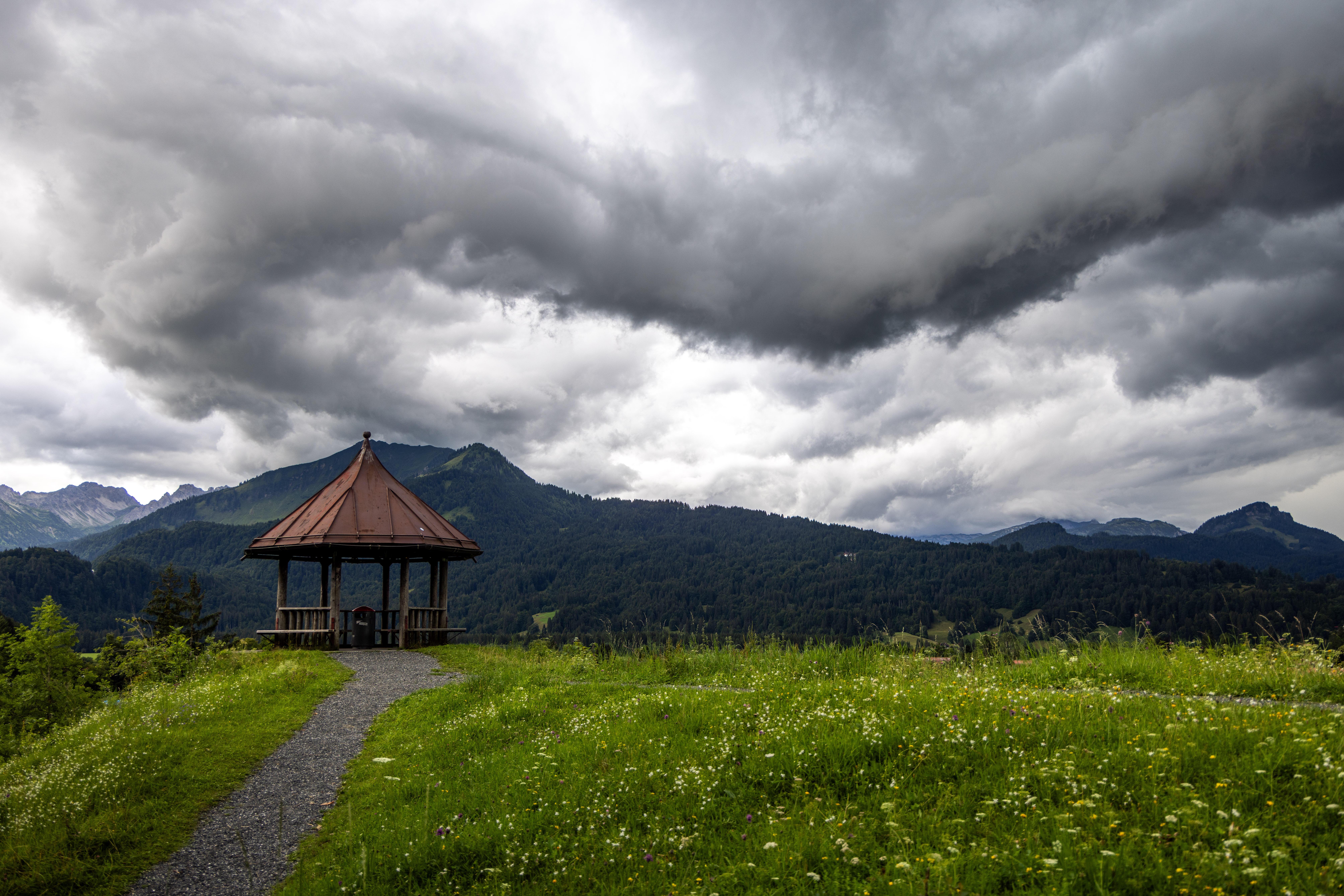 (Symbolbild) Dunkle Wolken eines Gewitters ziehen an der Katharinenruhe über den Allgäuer Alpen auf.