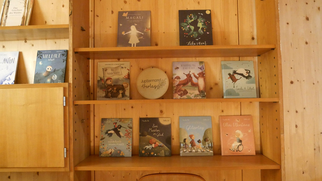 Bücherregal mit Büchern des Jupitermond Verlags