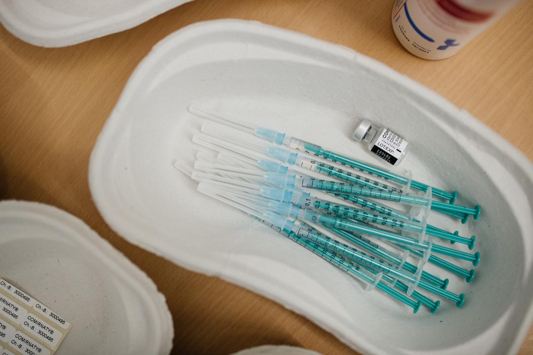 (Symbolbild) Spritzen und der Impfstoff Comirnaty liegen in einer Nierenschale. 