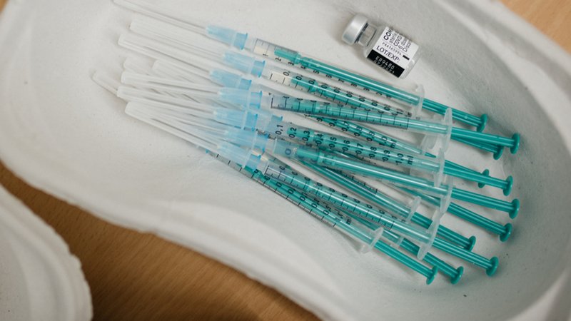 (Symbolbild) Spritzen und der Impfstoff Comirnaty liegen in einer Nierenschale. | Bild: BR/Julia Müller (Symbolbild) Spritzen und der Impfstoff Comirnaty liegen in einer Nierenschale.