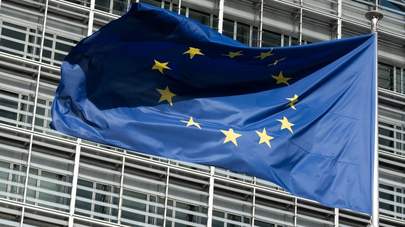 Eine Flagge der Europäischen Union weht im Wind vor dem Berlaymont-Gebäude, dem Sitz der Europäischen Kommission, in Brüssel (Symbolbild) | Bild: picture alliance/dpa|Anna Ross Eine Flagge der Europäischen Union weht im Wind vor dem Berlaymont-Gebäude, dem Sitz der Europäischen Kommission, in Brüssel (Symbolbild)