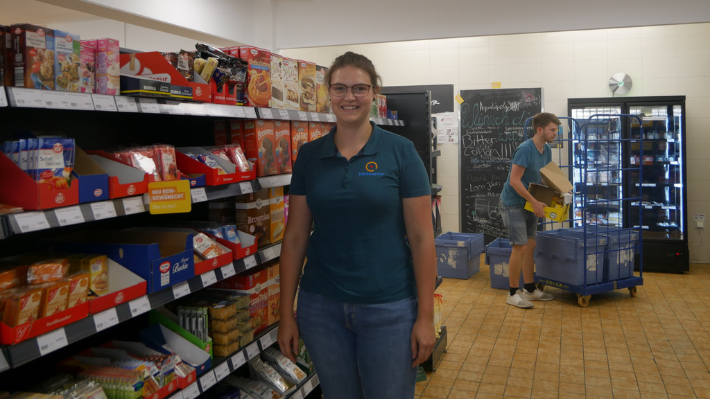 Regina Kesselring vor Regalen im Mini-Supermarkt in Wollbach