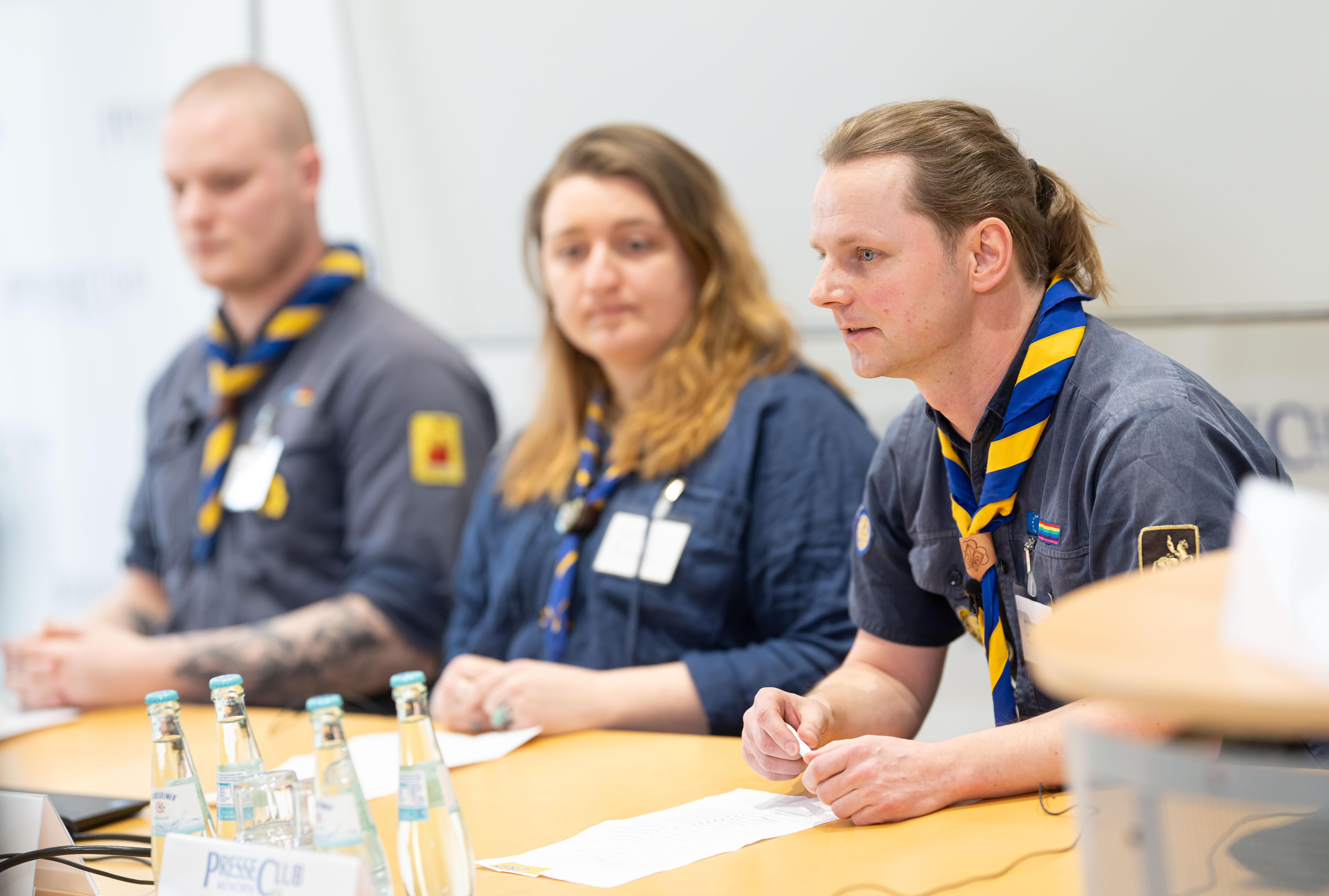 Kay Mlasowsky (r) vom Bund der Pfadfinderinnen und Pfadfinder (BdP) spricht während einer Pressekonferenz zur Vorstellung einer Studie zu sexualisierter Gewalt bei den Pfadfindern.