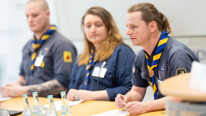 Kay Mlasowsky (r) vom Bund der Pfadfinderinnen und Pfadfinder (BdP) spricht während einer Pressekonferenz zur Vorstellung einer Studie zu sexualisierter Gewalt bei den Pfadfindern. | Bild: picture alliance/dpa | Lukas Barth Kay Mlasowsky (r) vom Bund der Pfadfinderinnen und Pfadfinder (BdP) spricht während einer Pressekonferenz zur Vorstellung einer Studie zu sexualisierter Gewalt bei den Pfadfindern.
