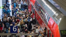 Großer Andrang auf einen Regionalzug an einem Bahnsteig | Bild:dpa-Bildfunk/Monika Skolimowska