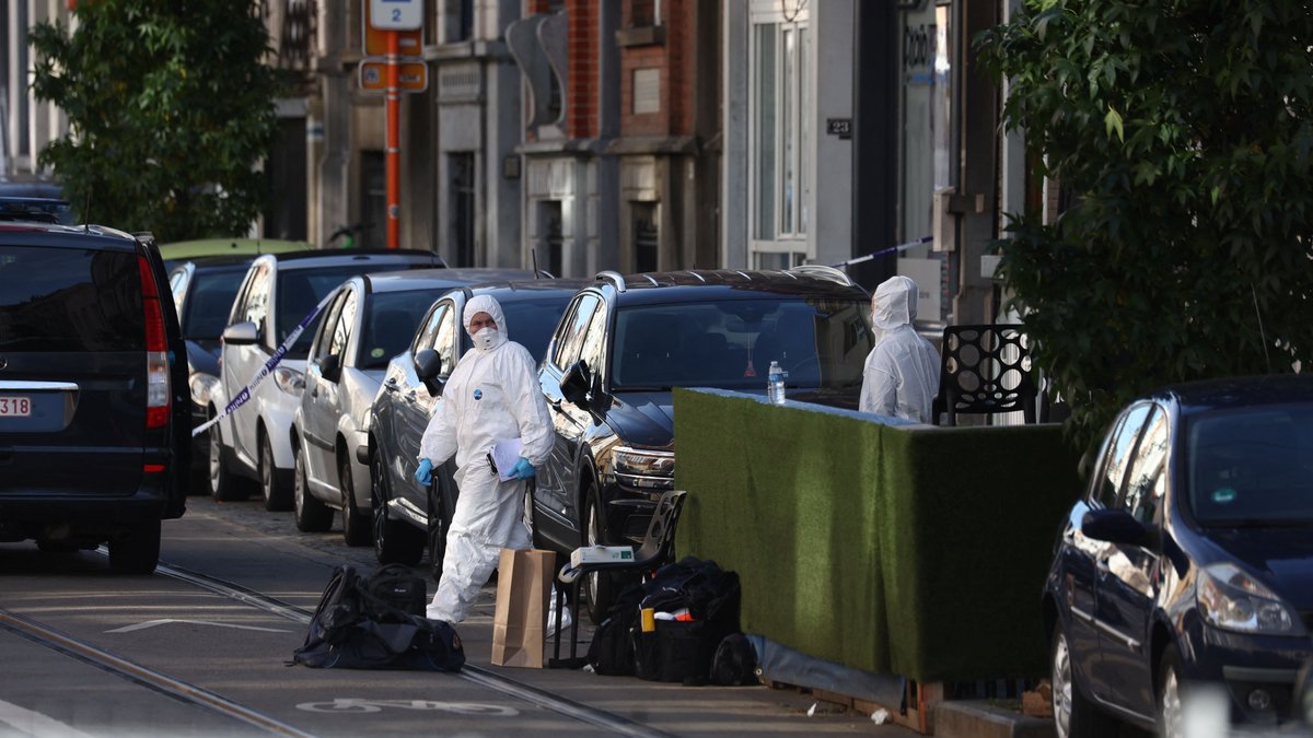 Beamte der Spurensicherung neben der Terrasse eines Cafés in Brüssel, in dem die Polizei einen Einsatz gegen den Verdächtigen durchführte.