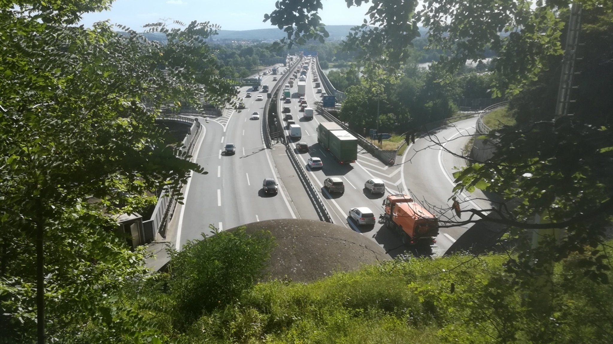 Blick vom Südportal des Pfaffensteiner Tunnels an der A93 bis Regensburg.