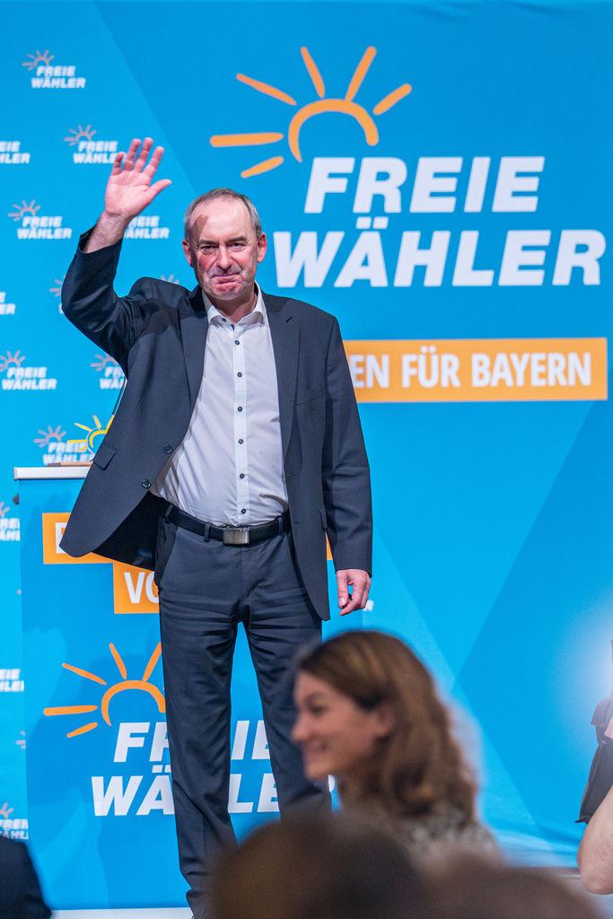 25.10.2025, Bayern, Straubing: Hubert Aiwanger, Vorsitzender der Freien Wähler, winkt nach seiner Rede bei der Landesversammlung in der Joseph-von-Fraunhofer-Halle den Delegierten zu. Foto: Armin Weigel/dpa +++ dpa-Bildfunk +++
