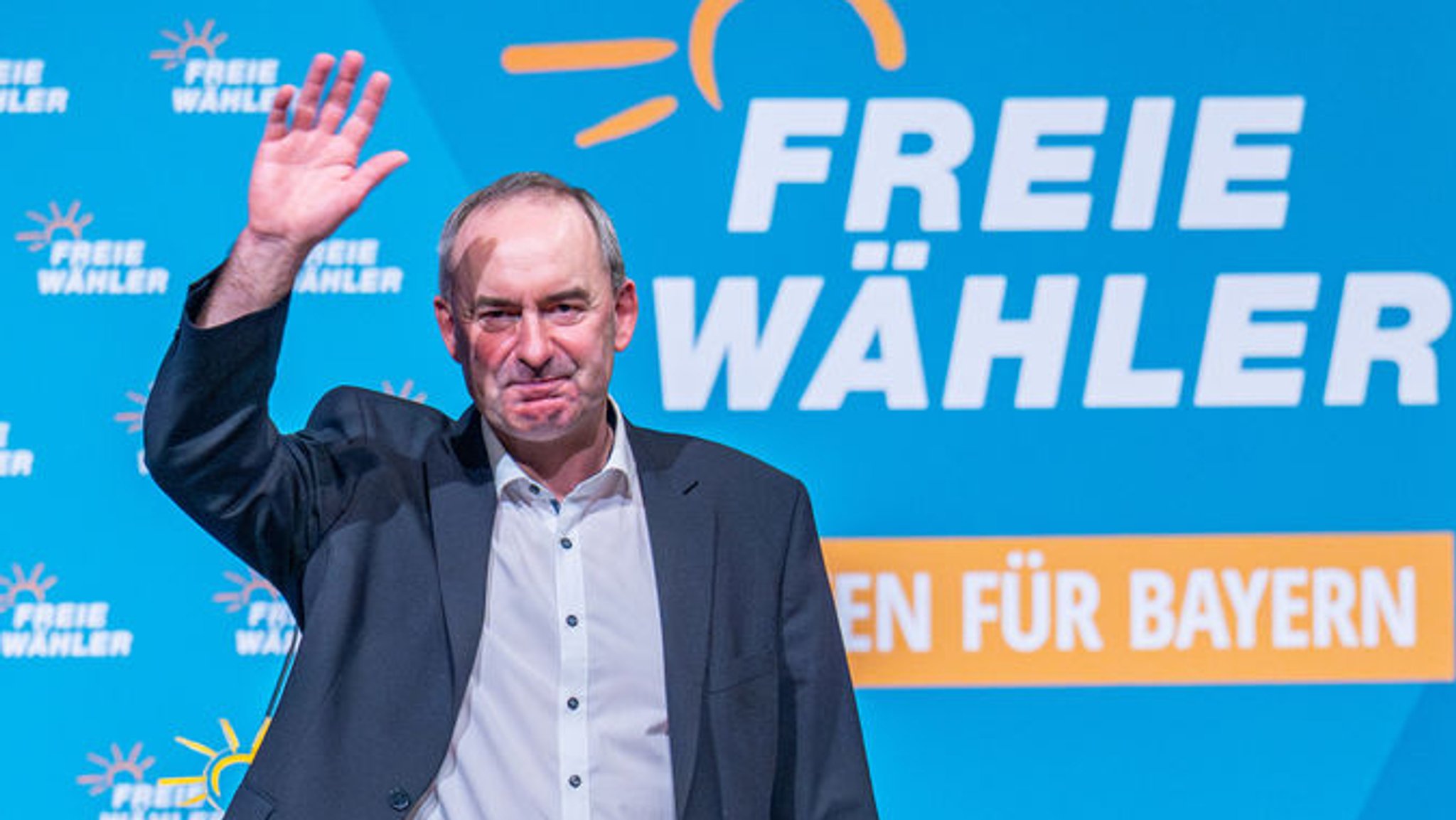 25.10.2025, Bayern, Straubing: Hubert Aiwanger, Vorsitzender der Freien Wähler, winkt nach seiner Rede bei der Landesversammlung in der Joseph-von-Fraunhofer-Halle den Delegierten zu. Foto: Armin Weigel/dpa +++ dpa-Bildfunk +++