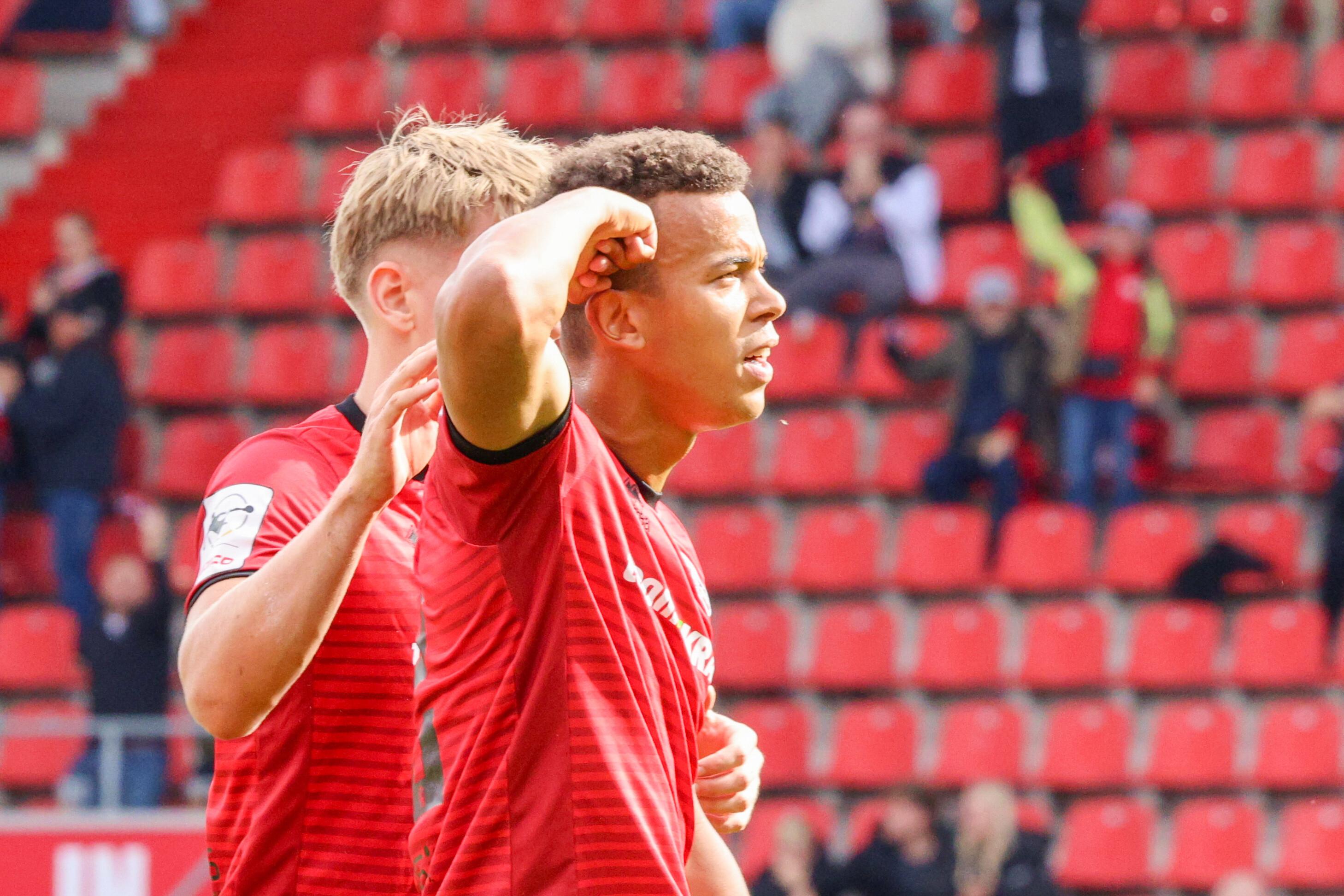 Marcel Costly (FC Ingolstadt 04, Nr.22) jubelt nach seinem Tor / Treffer zum 1:0