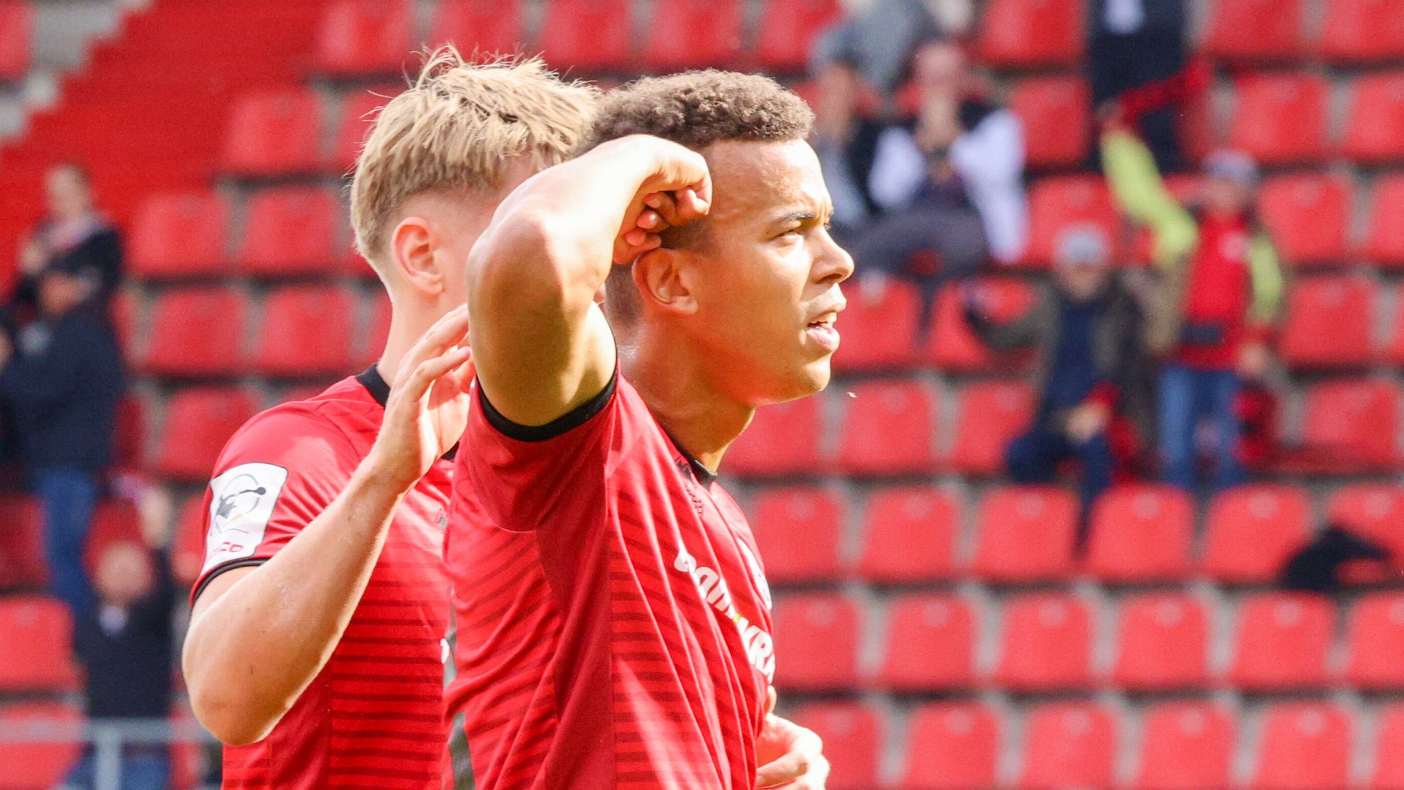 Marcel Costly (FC Ingolstadt 04, Nr.22) jubelt nach seinem Tor / Treffer zum 1:0