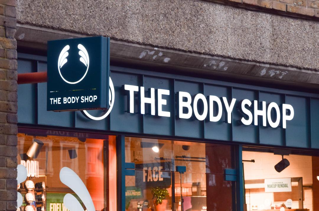 Licht leuchtet in einer Body Shop-Filiale im Zentrum Londons.