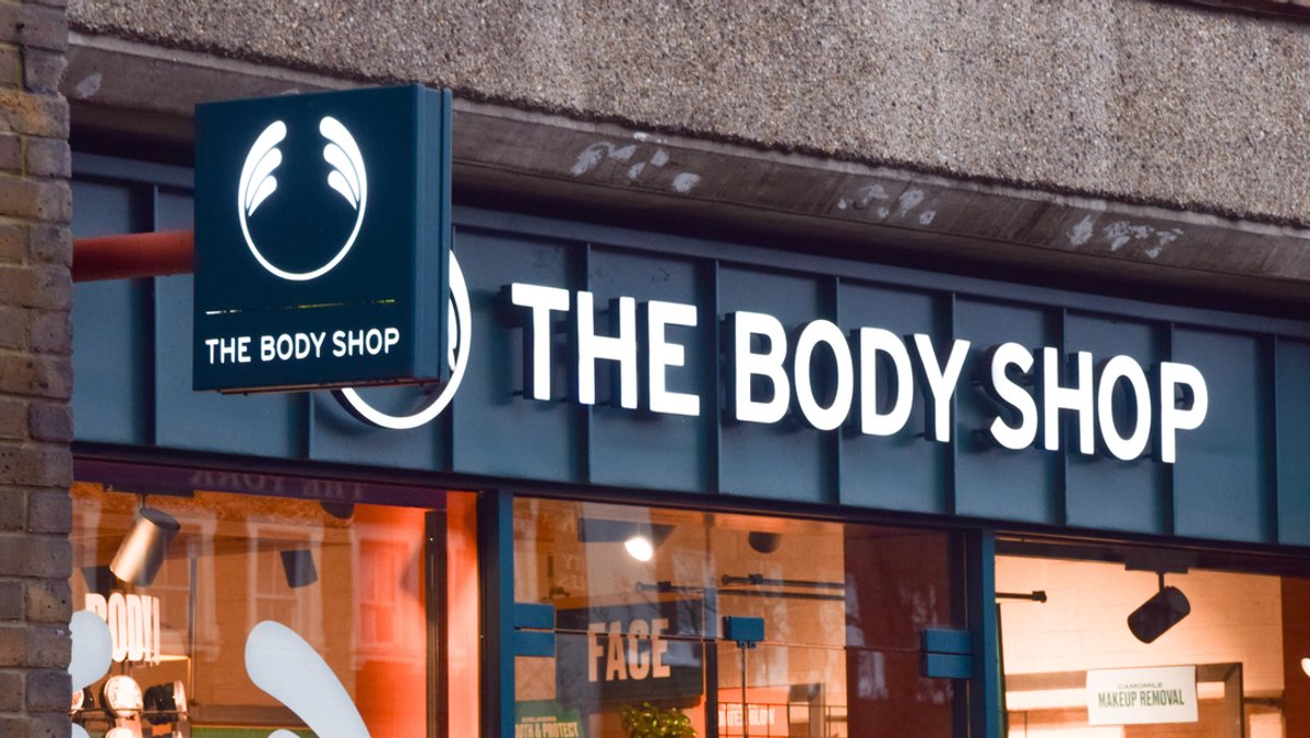 Licht leuchtet in einer Body Shop-Filiale im Zentrum Londons.