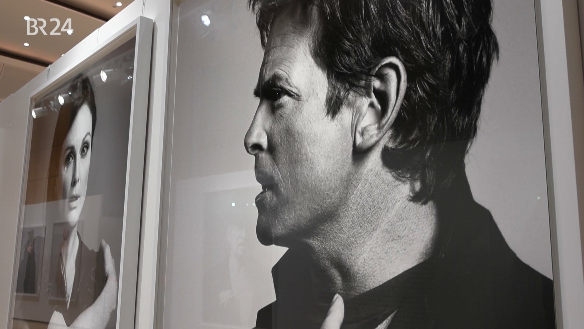 Im Amberger Congress Centrum sind Fotografien des Rockstars Bryan Adams zu sehen. Er fotografiert am liebsten Menschen, darunter viele Stars. | Bild: BR/ Margit Ringer Im Amberger Congress Centrum sind Fotografien des Rockstars Bryan Adams zu sehen. Er fotografiert am liebsten Menschen, darunter viele Stars.