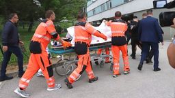 Rettungskräfte bringen den angeschossenen und verletzten slowakischen Ministerpräsidenten Robert Fico auf einer Trage in ein Krankenhaus.  | Bild:dpa-Bildfunk/TASR